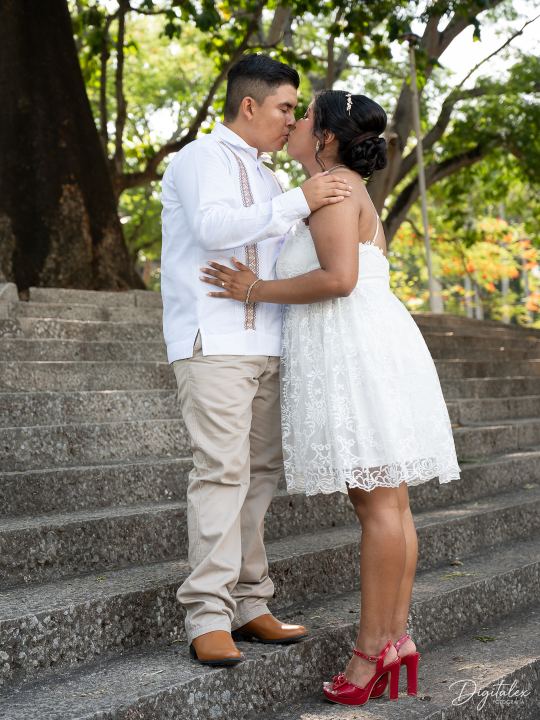Retrato de pareja abrazada durante una boda.