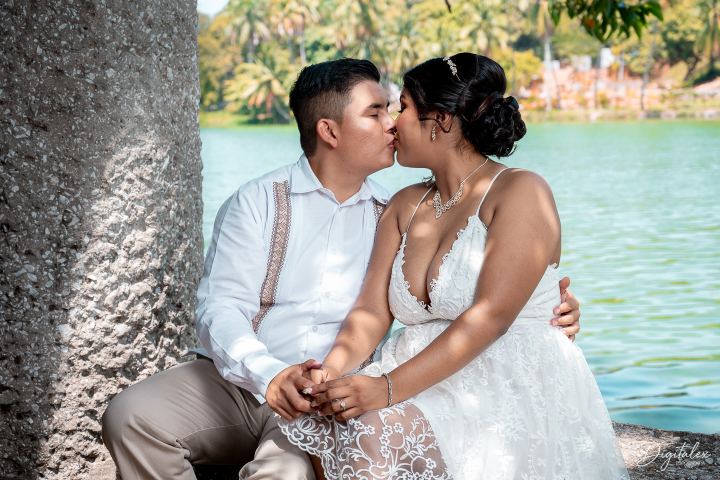 Retrato de pareja junto al agua durante una boda.