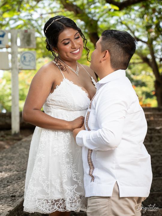 Retrato de pareja al aire libre durante una boda.