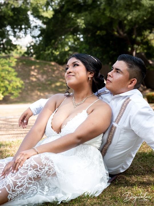 Retrato de pareja en celebración de boda.