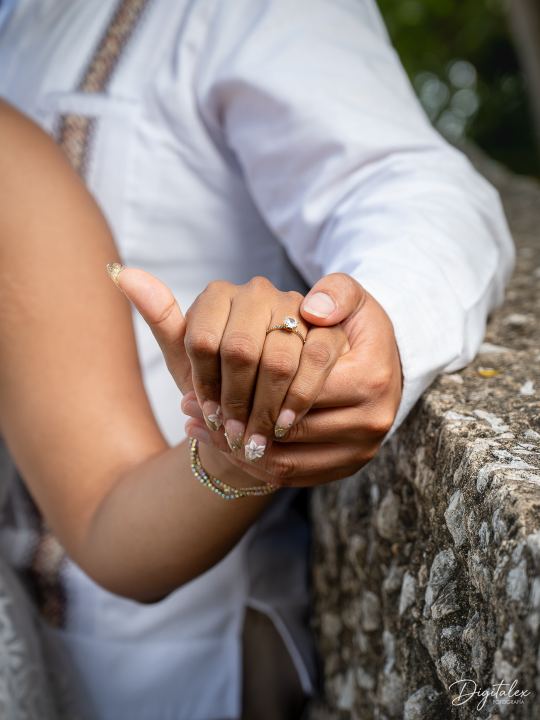 Detalle de anillos de boda en las manos de la pareja.